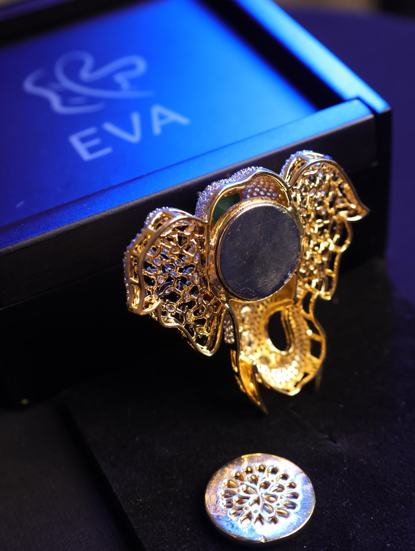 Elephant Crest Groom Brooch with Emerald Stone – Magnetic Sherwani Brooch