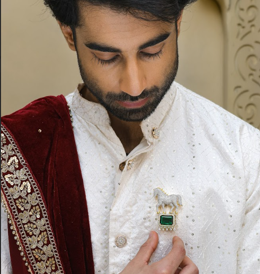 Royal Emerald Horse Magnetic Brooch – Luxury Diamond-Studded Brooch