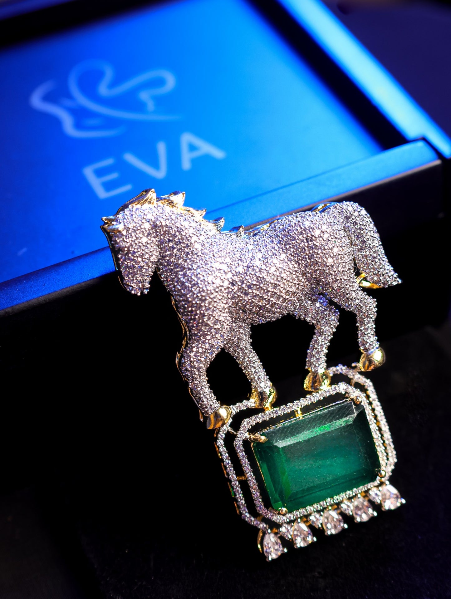 Royal Emerald Horse Magnetic Brooch – Luxury Diamond-Studded Brooch