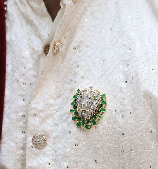 Emerald Accent Lion Magnetic Brooch in Brass with Zircon Stones