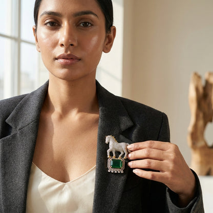 Royal Emerald Horse Magnetic Brooch – Luxury Diamond-Studded Brooch